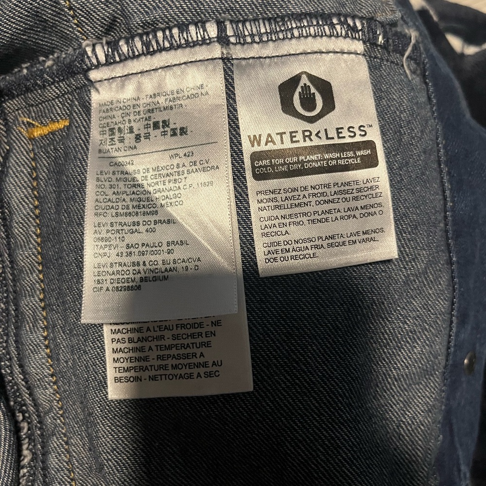 Women'sLevi's Denim Cropped Jacket - Blue - Picture 4 of 4